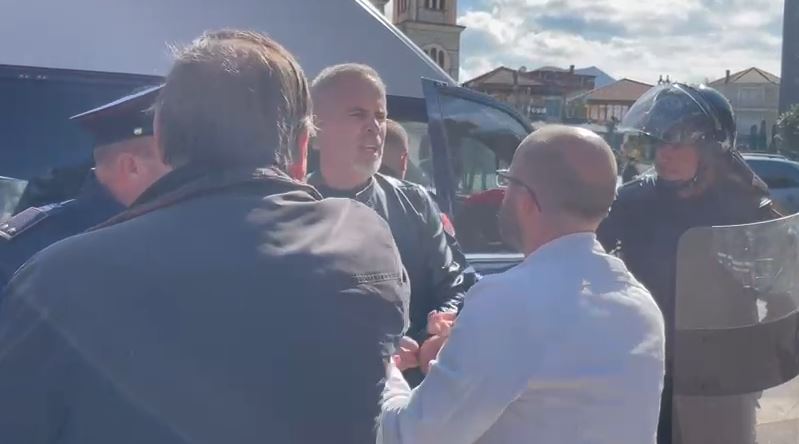 Tension in Korçë: lawyer intervenes during violent detentions of protesters, “You are taking children!”