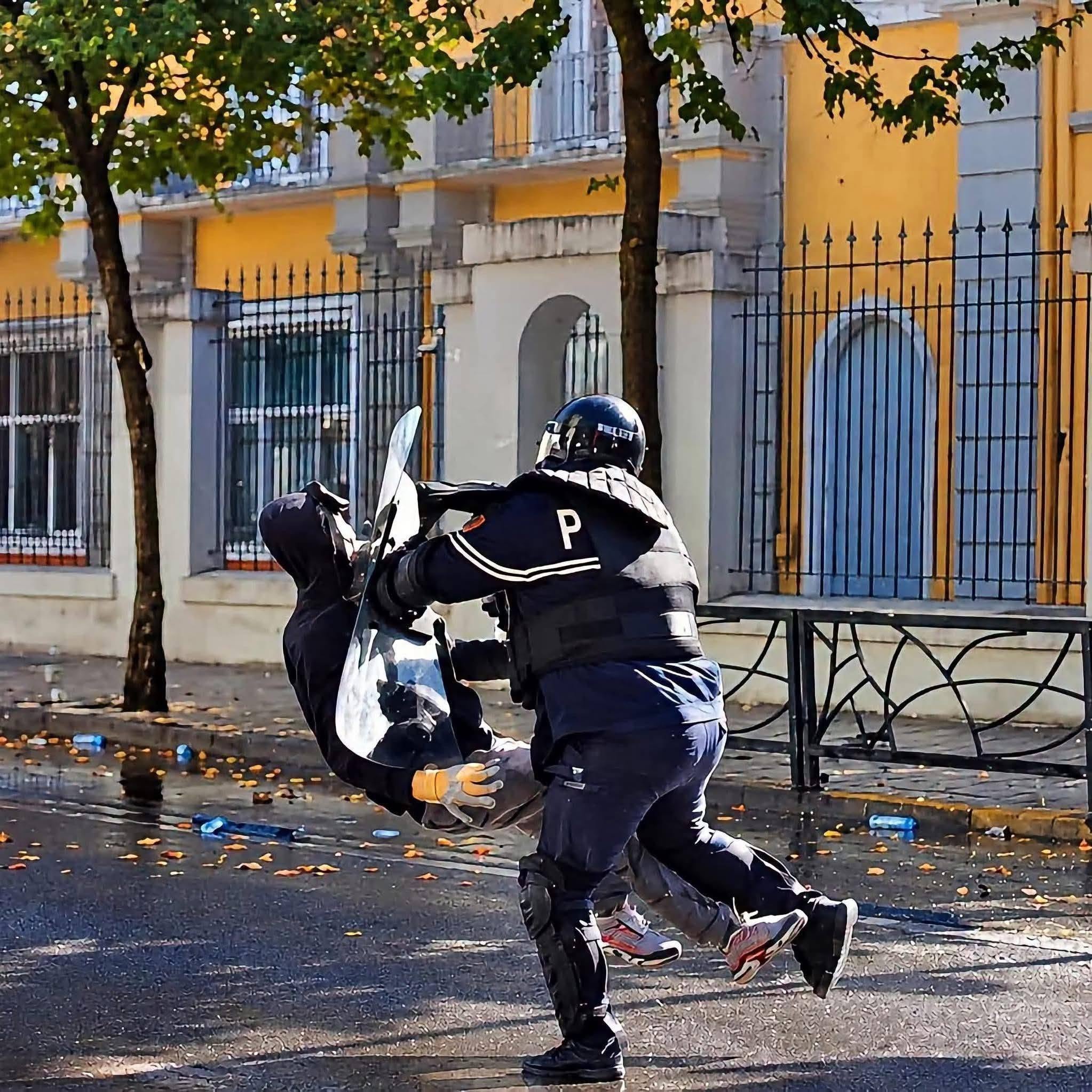 Policia e përplasi me kokë në asfalt, motra e Muhamet Skanës: Fraktura në shtyllën kurrizore dhe në kafkë, do të kërkojmë drejtësi