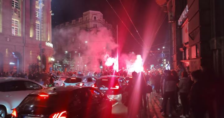 Studentët rreth dy vite protesta/ Vuçiç pranoi humbjen, shpërthejnë festimet në Beograd! Studentët ndezin flakadanë dhe brohorasin “Fitore”