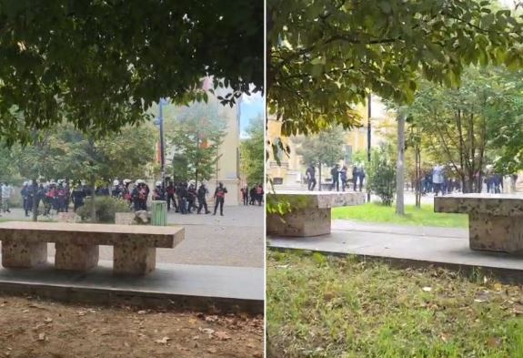 E paprecedentë/ Efektivët gjuajnë me gurë protestuesit pranë selisë së PS-së