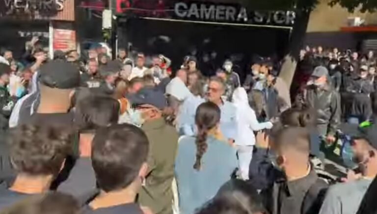 Tentoi t’i bashkohej protestës para Ministrisë së Arsimit, studentët lagin me ujë Edi Palokën, e përzënë nga tubimi