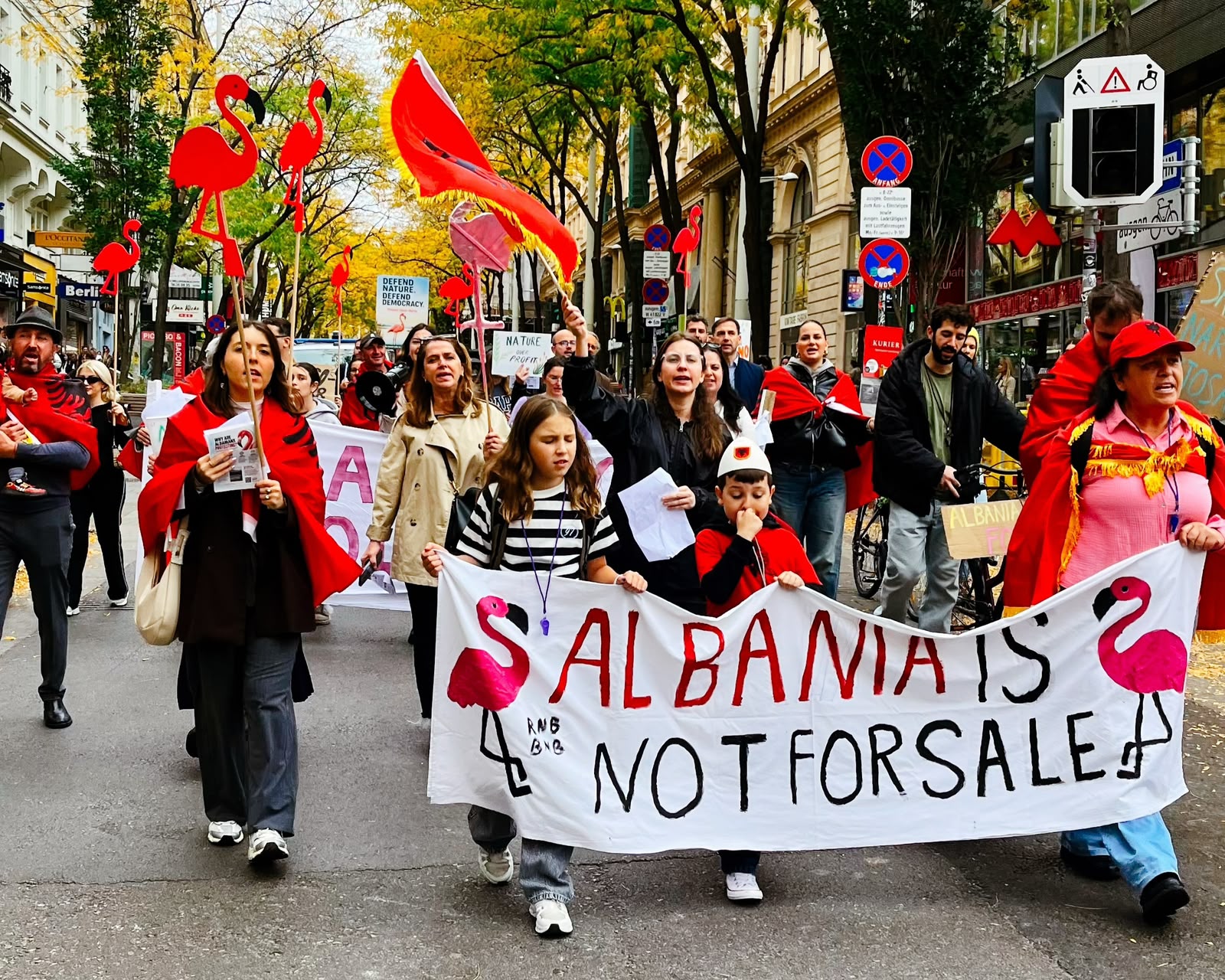 Vjenë, protesta e 18-të e diasporës: “Shqipëria nuk është në shitje!”