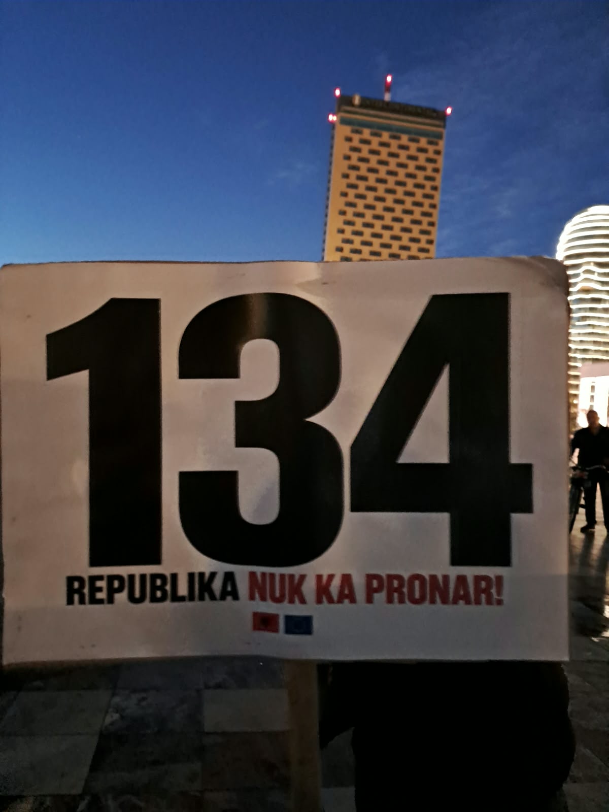 Pankartat në ditën e 134 të protestës: Tirana digjet nga korrupsioni, Rama merret me raketat e Jemenit