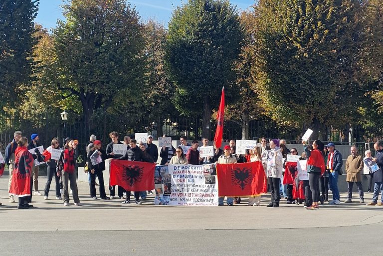 Diaspora shqiptare në Vjenë thërret: Të gjithë në protestë të hënën kundër Edi Ramës!