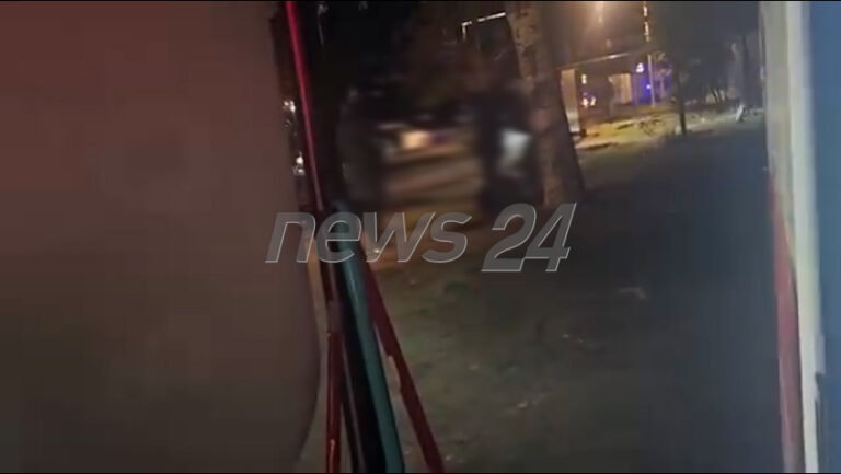 Lying on the ground: police and civilians brutally beat a citizen with rubber batons, punches and kicks (VIDEO)