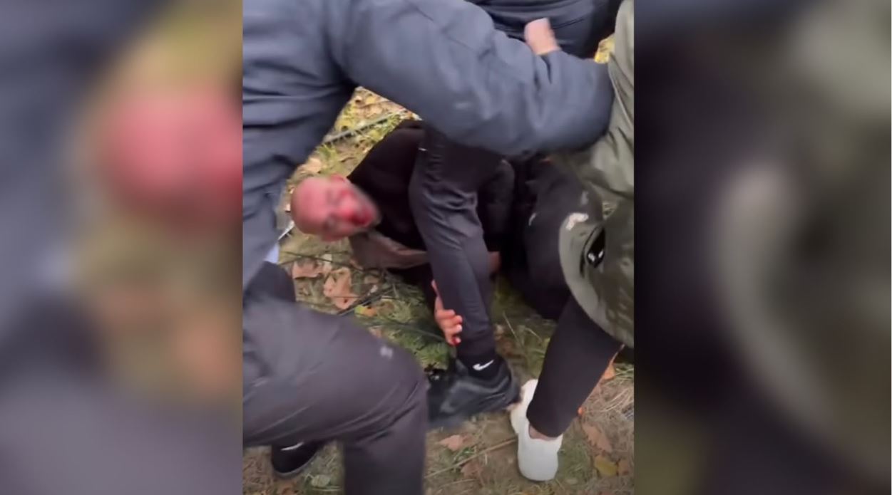 VIDEO/ Protestuesit zbulojnë civilin në mes të turmës dhe e dhunojnë