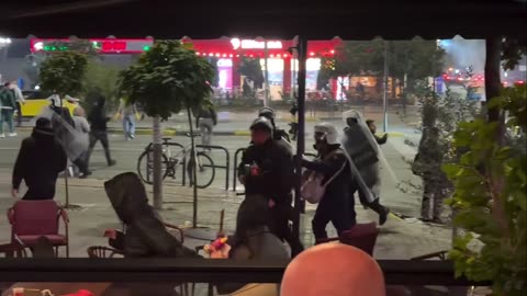 VIDEO/ Britma e ulërima – Policia s’kursen as vajzat nga arrestimi me dhunë