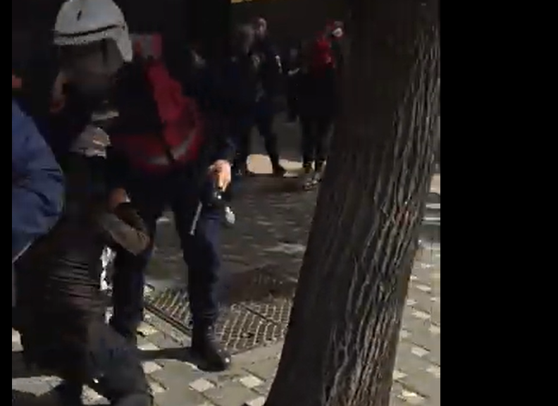 Video / Policia dhunon gjimnazistët te Ministria e Arsimit: pamjet që tronditëse