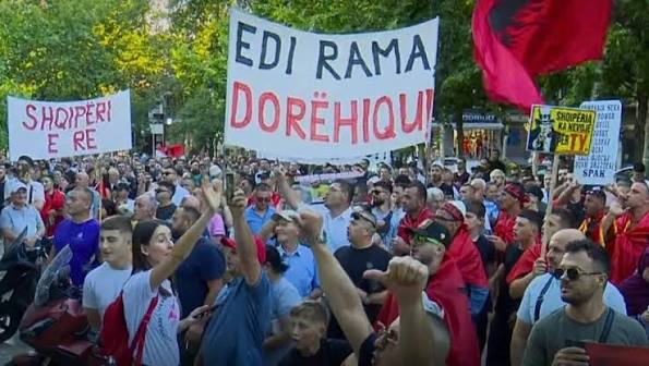 Pasqyrë, o pasqyrë: kush e miratoi lejen pa vlerësim?