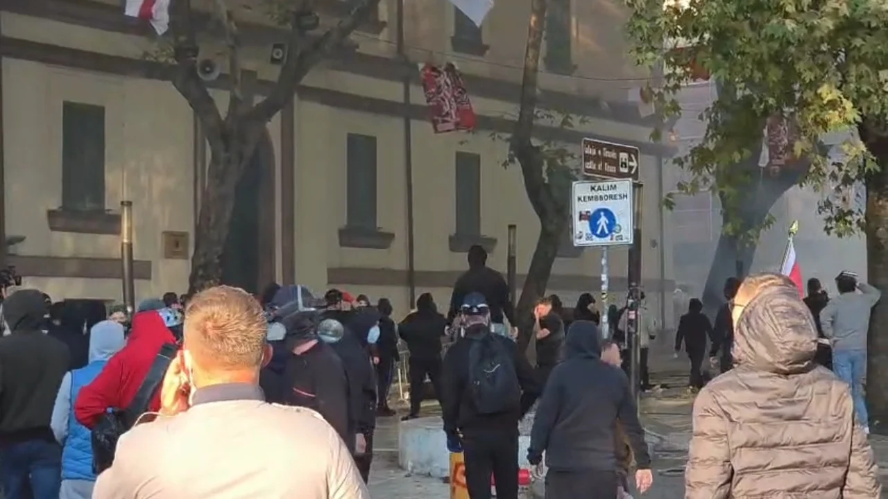 Rapid Intervention Force steps in after tensions at the Ministry of Finance; clashes with tear gas and stones