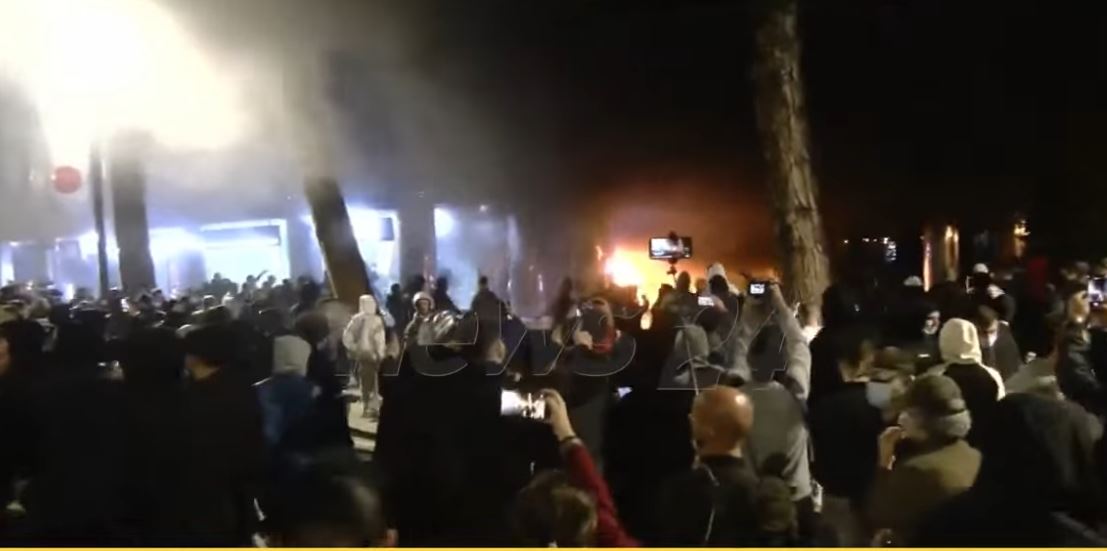 “Rama, resign!”: after more than 8 hours in the square, protest keeps growing outside the Prime Minister’s Office
