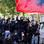 Pasqyrë, o pasqyrë: kush e miratoi lejen pa vlerësim?