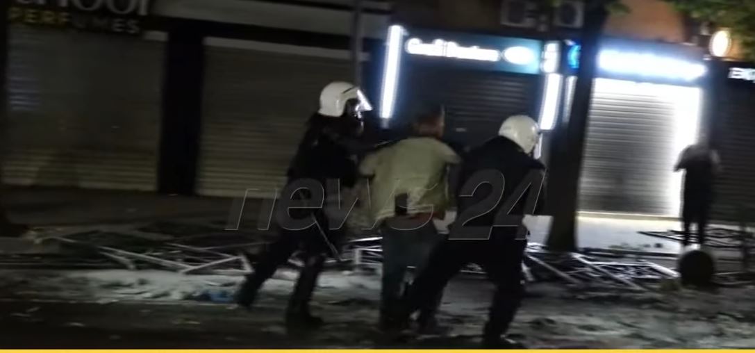 VIDEO/ Policët godasin protestuesin e rrëzuar me grushte e shkelma, më pas e shoqërojnë