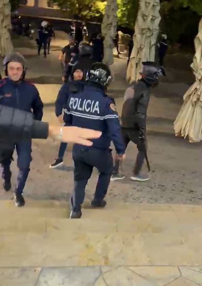 Video / Ushtrohet dhune prane ambjenteve te xhamise E’them Beu!