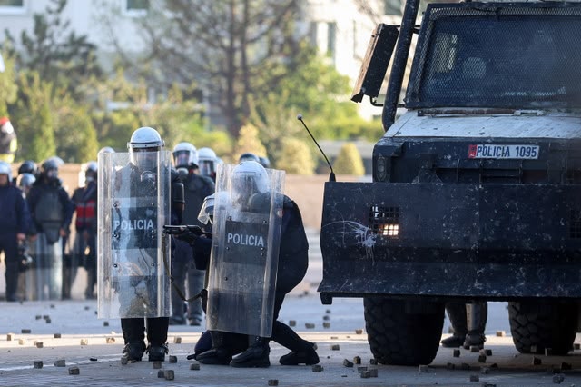 Shoqata e Prokurorëve kundër Ballës: Akuzat pa prova për lidhje politike janë presion mbi drejtësinë