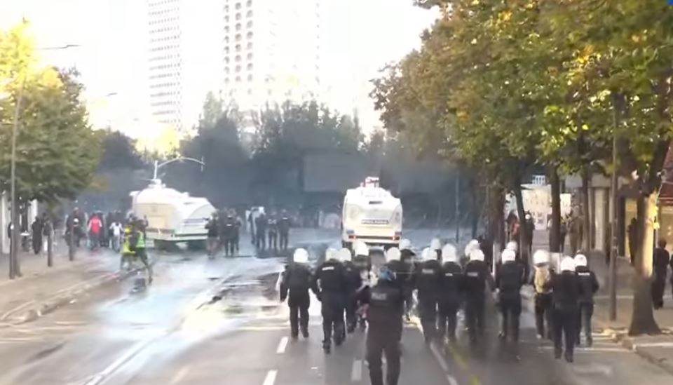 Tensions near the Ministry of Education: police strike citizens with water cannon and tear gas