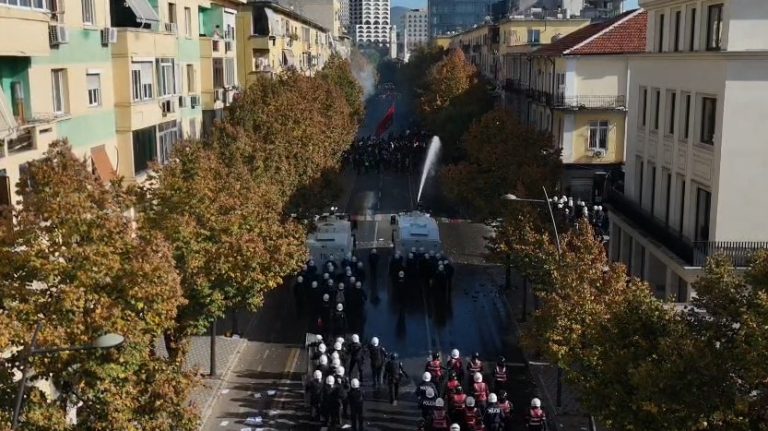 Më thanë ke sharë Ramën…’ Qytetari dëshmon dhunën barbare të narkobanditëve më uniformë: Grushta e shkelma nga 20 – 30 vetë