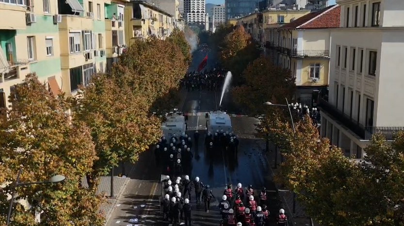 E paprecedentë! Protestuesit paqësorë para MAS, policia i sulmon me gaz lotsjellës dhe ujë me presion