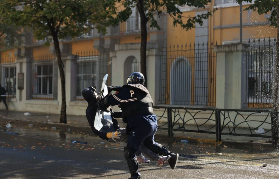 Video / Terror policor në Tiranë: studentë të rrëzuar përtokë që dhunohen nga policia