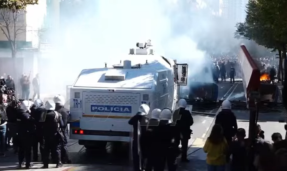 Përshkallëzohet protesta e studentëve, policia nis shoqërimet dhe autoboti hedh ujë ndaj turmës