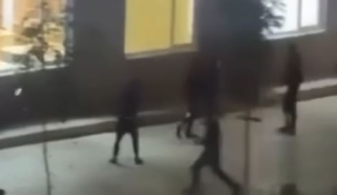 VIDEO: Unidentified people smash dormitory windows in Tirana’s Student City, students say “they are not protesters”