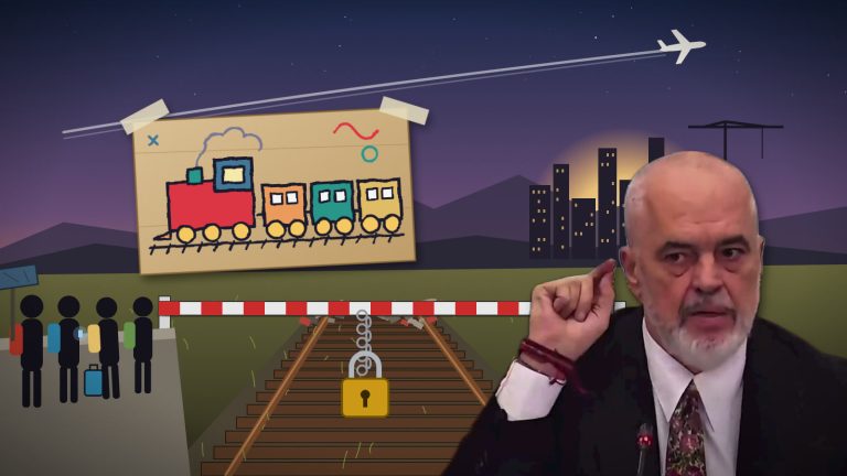 Nuk ndalen studentët! Bllokojnë Rrugën e Durrësit me kangjella, shkatërrojnë reklamat anash rrugës