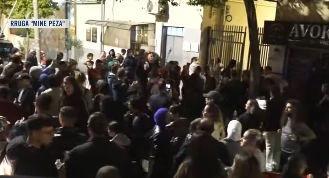 Protestuesit marshojnë drejt Komisariatit nr. 3: Kërkojnë lirimin e Artur Alimadhit