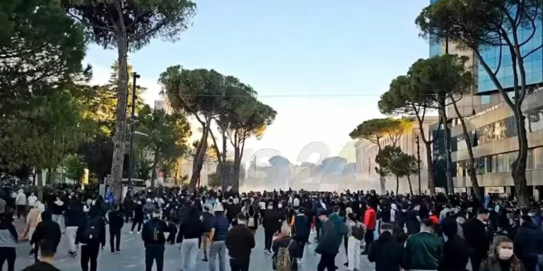 “Resign, resign”: students take over the boulevard, stand firm outside the Prime Minister’s Office as tear gas is fired