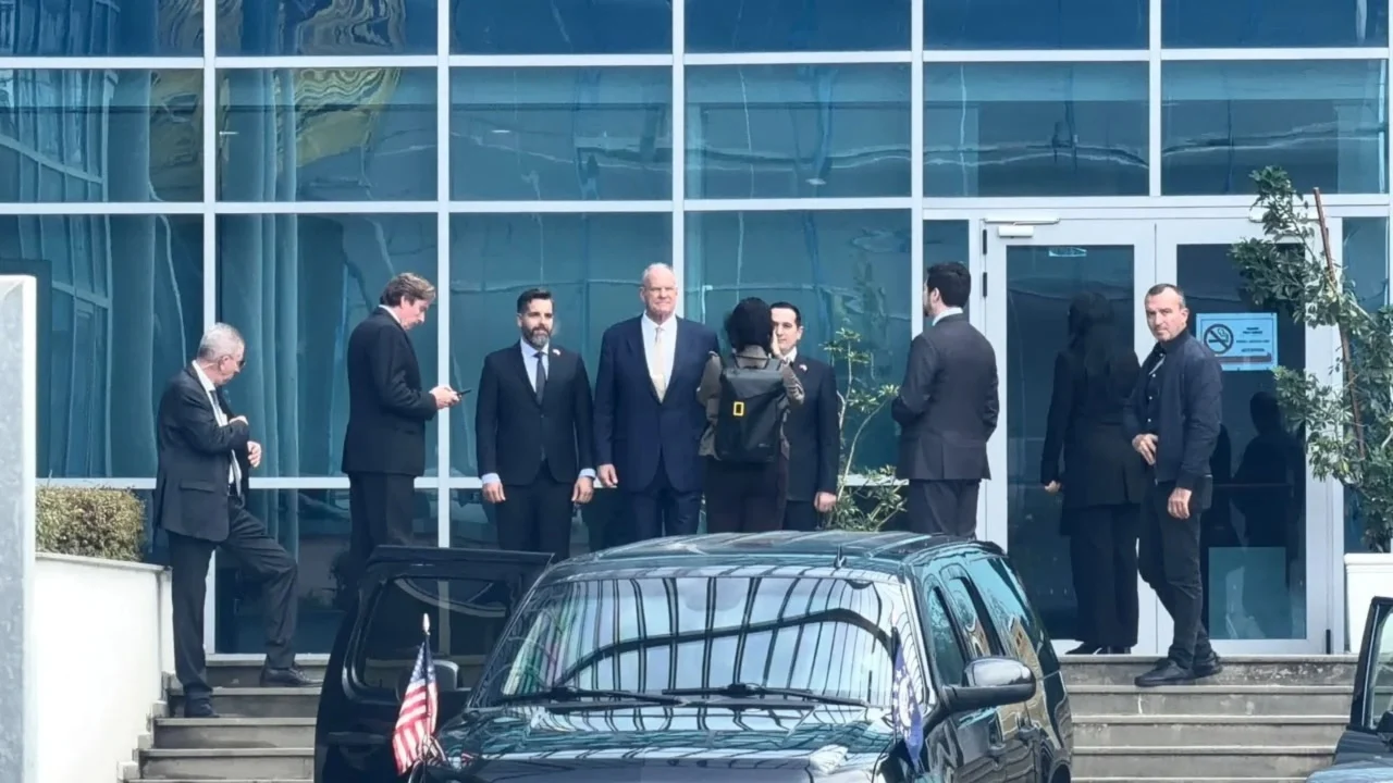 Senatorët amerikanë në Tiranë, takojnë drejtësinë dhe opozitën, por lënë jashtë axhendës Sali Berishën